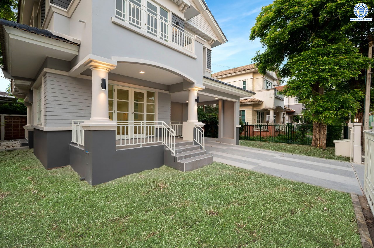 บ้านตกแต่งใหม่ โครงการ มัณฑนา  วัดพระเงิน ตกแต่งหรูหราดีไซน์สุด Classic เนื้อที่ 85.6 ตร.ว ฟังก์ชันจัดเต็ม 3 ห้องนอน 4 ห้องน้ำ 1 ห้องแม่บ้าน จอดรถได้ถึง 2 คัน เชื่อมต่อถนนกาญจนาฯ ใกล้รถไฟฟ้าสายสีม่วง "สถานีสามแยกบางใหญ่" และทางด่วน "ศรีรัช" รายล้อมด้วยสิ่งอำนวยความสะดวกมากมาย